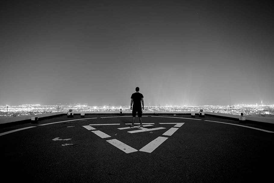 Man Standing at the Peak of Helicopter Landing, city, evening HD wallpaper