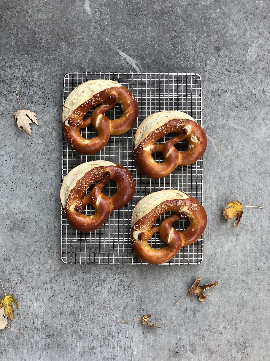 baked breads, pretzel, tray, baking, leaf, leaves, flat lay, food, HD wallpaper