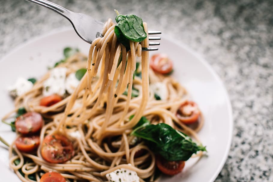 Selective Focus Photography of Pasta With Tomato and Basil, blur HD wallpaper
