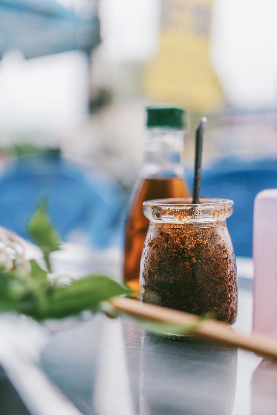 Selective Focus Photography of Clear Glass Jar With Brown Powder HD wallpaper
