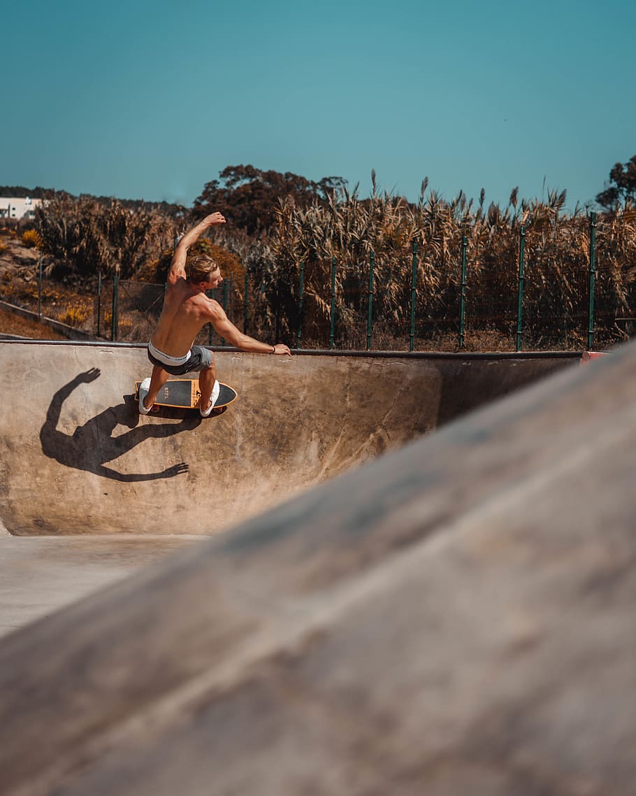man riding cruiser board, transportation, bike, bicycle, vehicle HD wallpaper