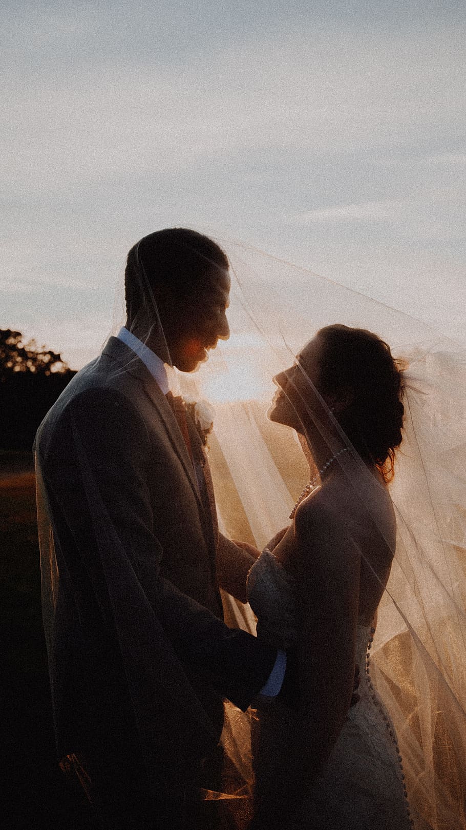 brides and groom looking each other, couple, wedding, sunlight HD wallpaper