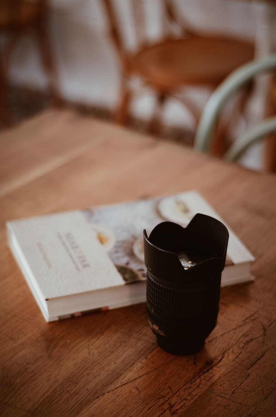 Black Camera Zoom Lens on Table, blurred background, book, camera lens HD wallpaper