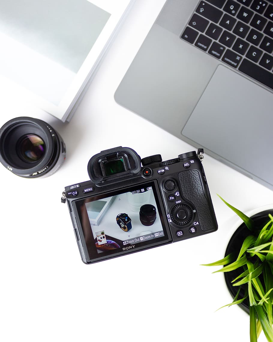black bridge camera near laptop computer, technology, photography themes HD wallpaper