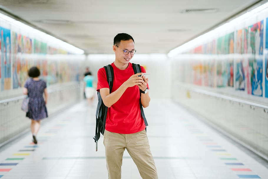 Man Wearing Red Crew-neck T-shirt and Brown Pants Photo, backpack HD wallpaper