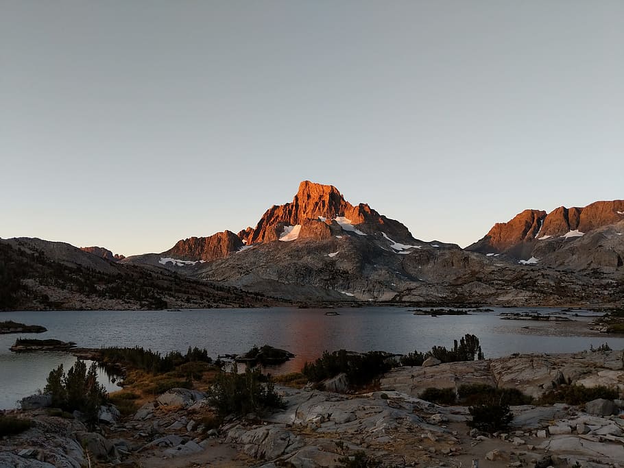 brown mountain near body of water during daytime, ridge, lake HD wallpaper