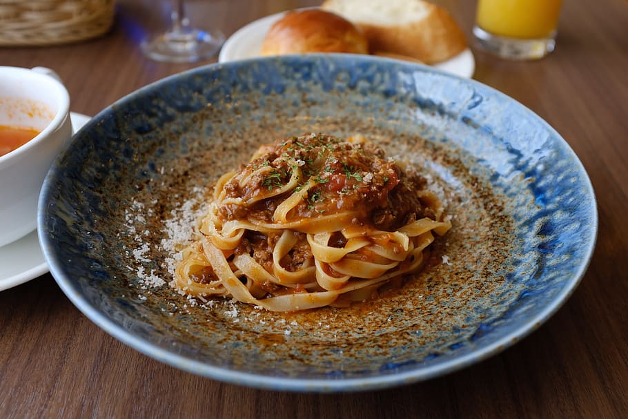 cooked pasta on blue plate, food and drink, freshness, table HD wallpaper