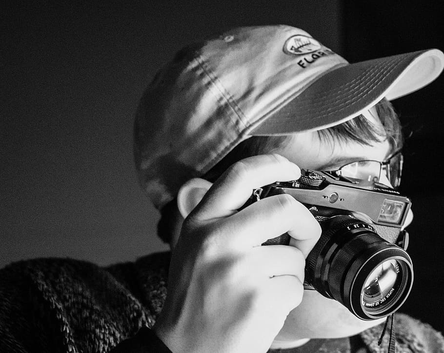 camera, light, close, black, white, real people, one person HD wallpaper