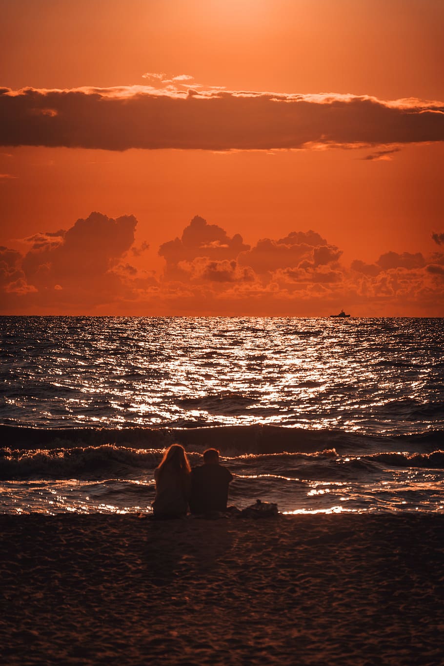 Man and Woman Sitting Near Shore, backlit, beach, clouds, couple HD wallpaper