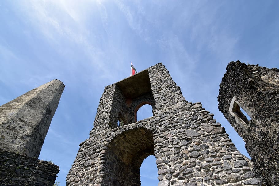 Смотровая замка. Замок "ROM 5" польский. Medieval Wall and Tower. Две башни в форме буквы м средневековье.