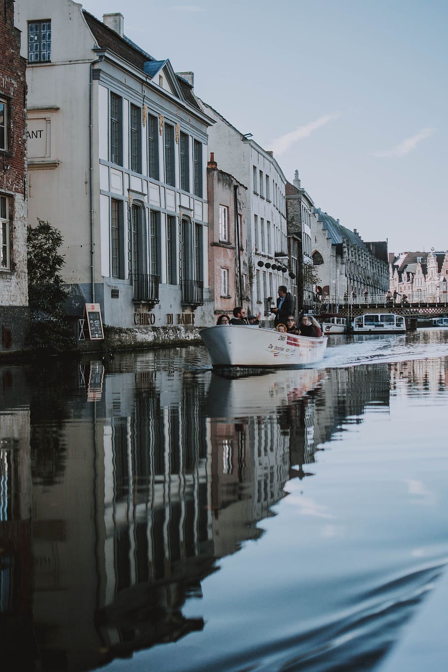White Boat on Body of Water, architecture, bridge, brussels, buildings HD wallpaper
