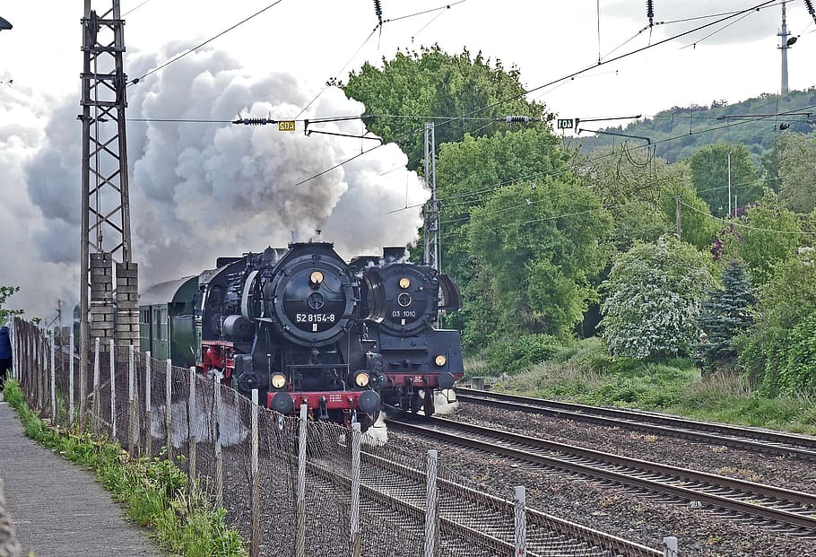 the steam spectacle in 2018, steam locomotive, parallel travel