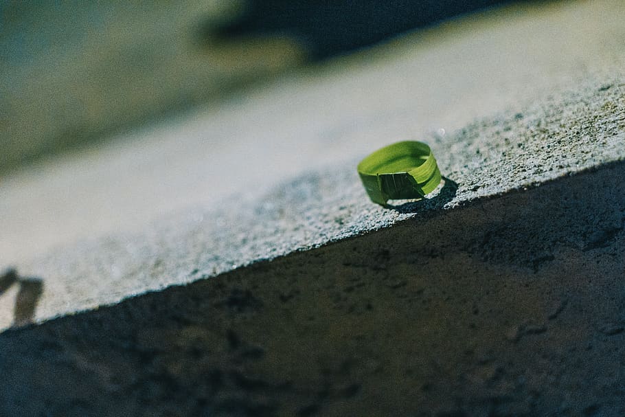 Photo of Round Green Leaf on Gray Concrete Bench, blur, close-up HD wallpaper