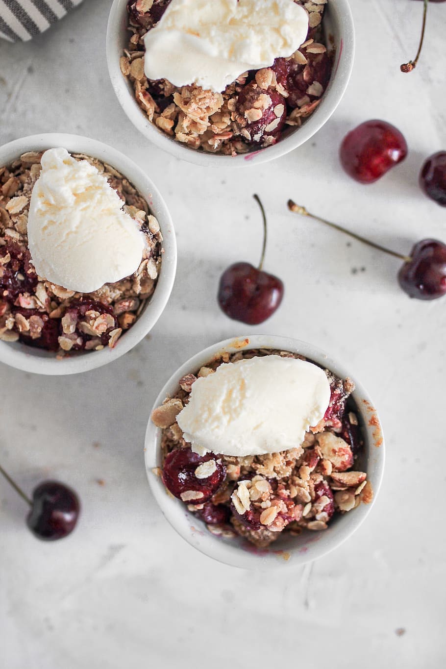 honeycrisps in a bowl, oat, crumble, fruit, cherry, flat lay HD wallpaper