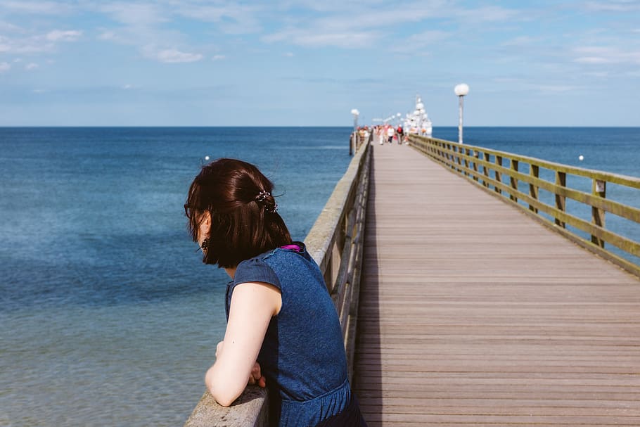 Girls and the sea, alone, attractive, autumn, background, baltic HD wallpaper