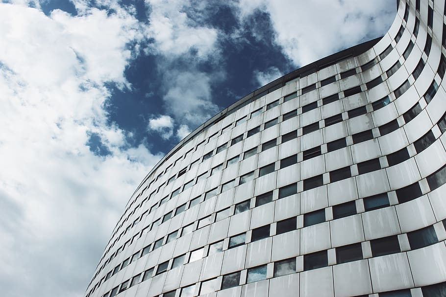 gray concrete building during daytime, building exterior, built structure HD wallpaper
