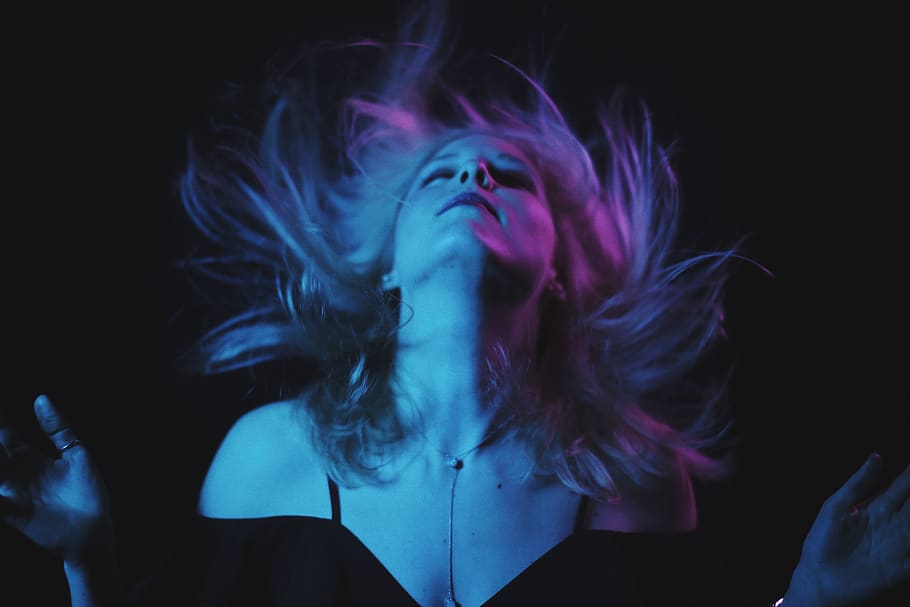 Avril Lavigne looking up, motion, indoors, black background, headshot HD wallpaper