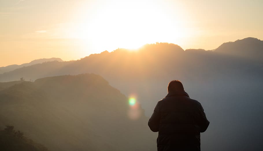 man standing facing at mountain, light, flare, nature, person HD wallpaper