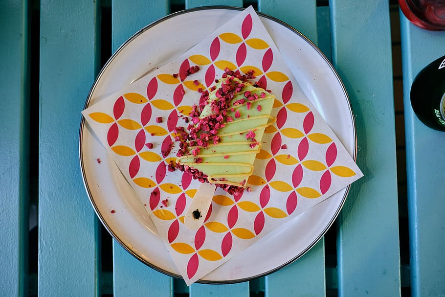 cake on plate, food and drink, sweet, sweet food, baked, dessert HD wallpaper