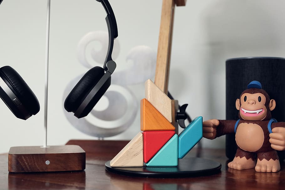 headphones, headset, electronics, wood, lamp, desk, walnut HD wallpaper