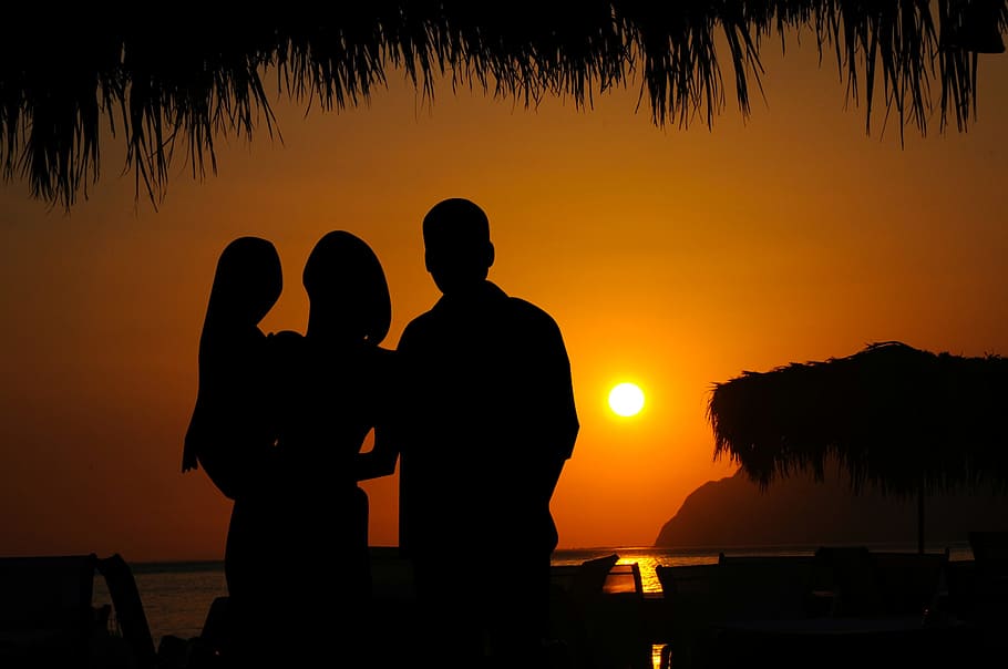 HD wallpaper: Family silhouette against sunset backdrop., beach, families,  children | Wallpaper Flare