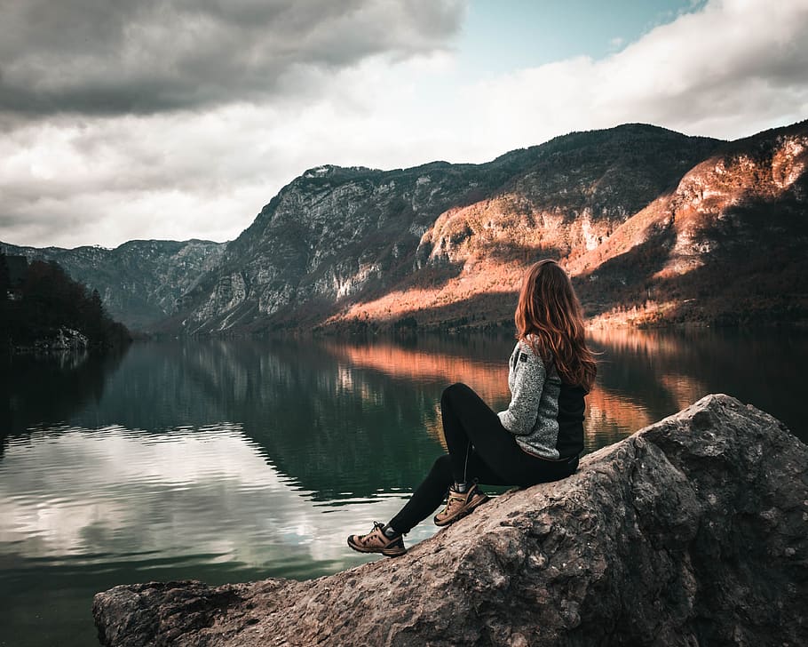 nature, lake, mirror, reflection, trees, autumn, fall, hiking HD wallpaper