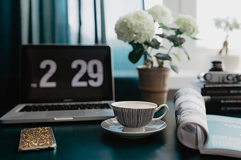 Reading a magazine, workspace, desk, time, break, entrepreneur HD wallpaper