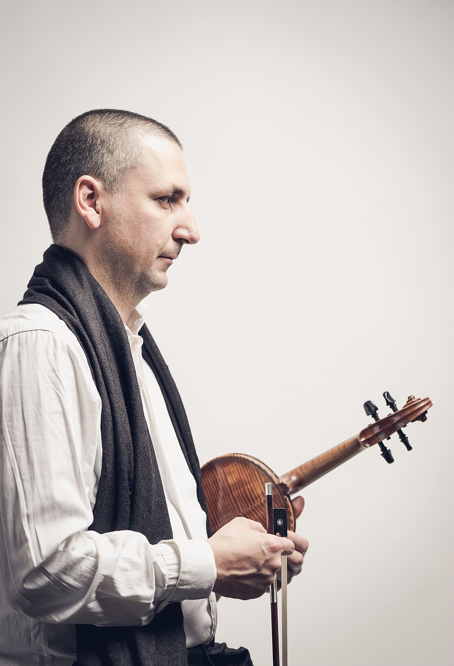 man holding brown violin, one person, indoors, musical instrument HD wallpaper