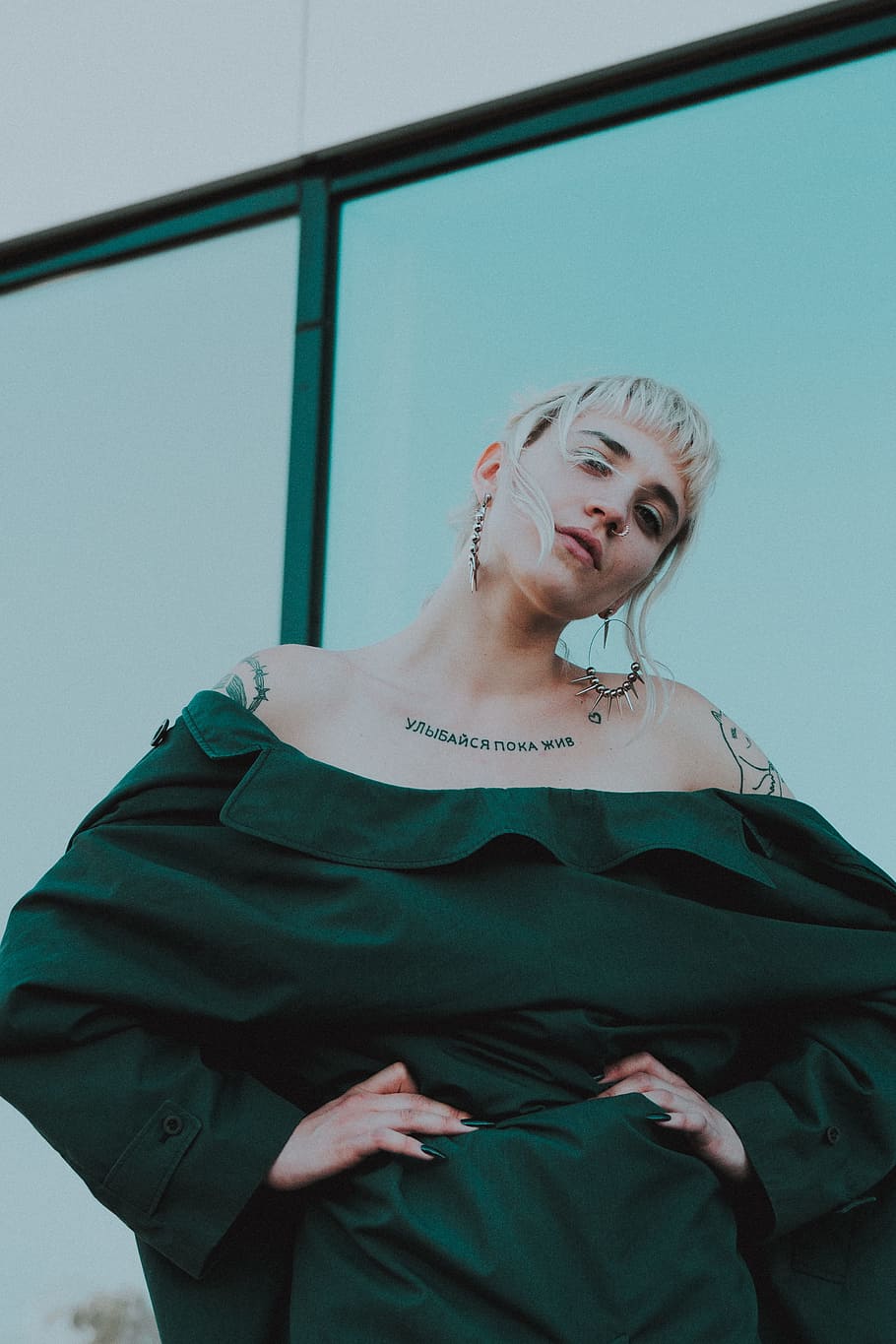 unknown celebrity in green off-shoulder coat, bangs, earring HD wallpaper