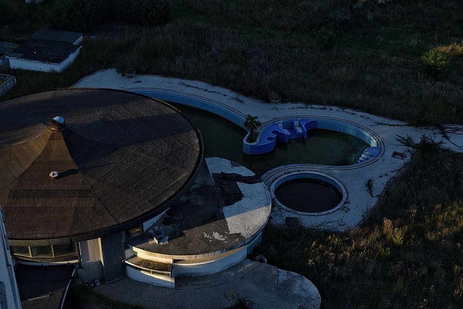 round brown building beside pool, dinghy, watercraft, boat, transportation HD wallpaper