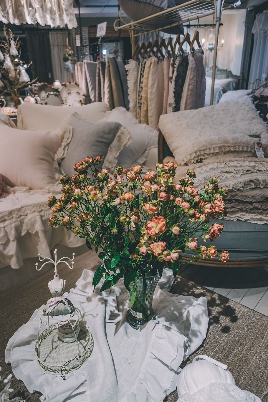 rd flower centerpiece, furniture, couch, plant, blossom, south korea HD wallpaper