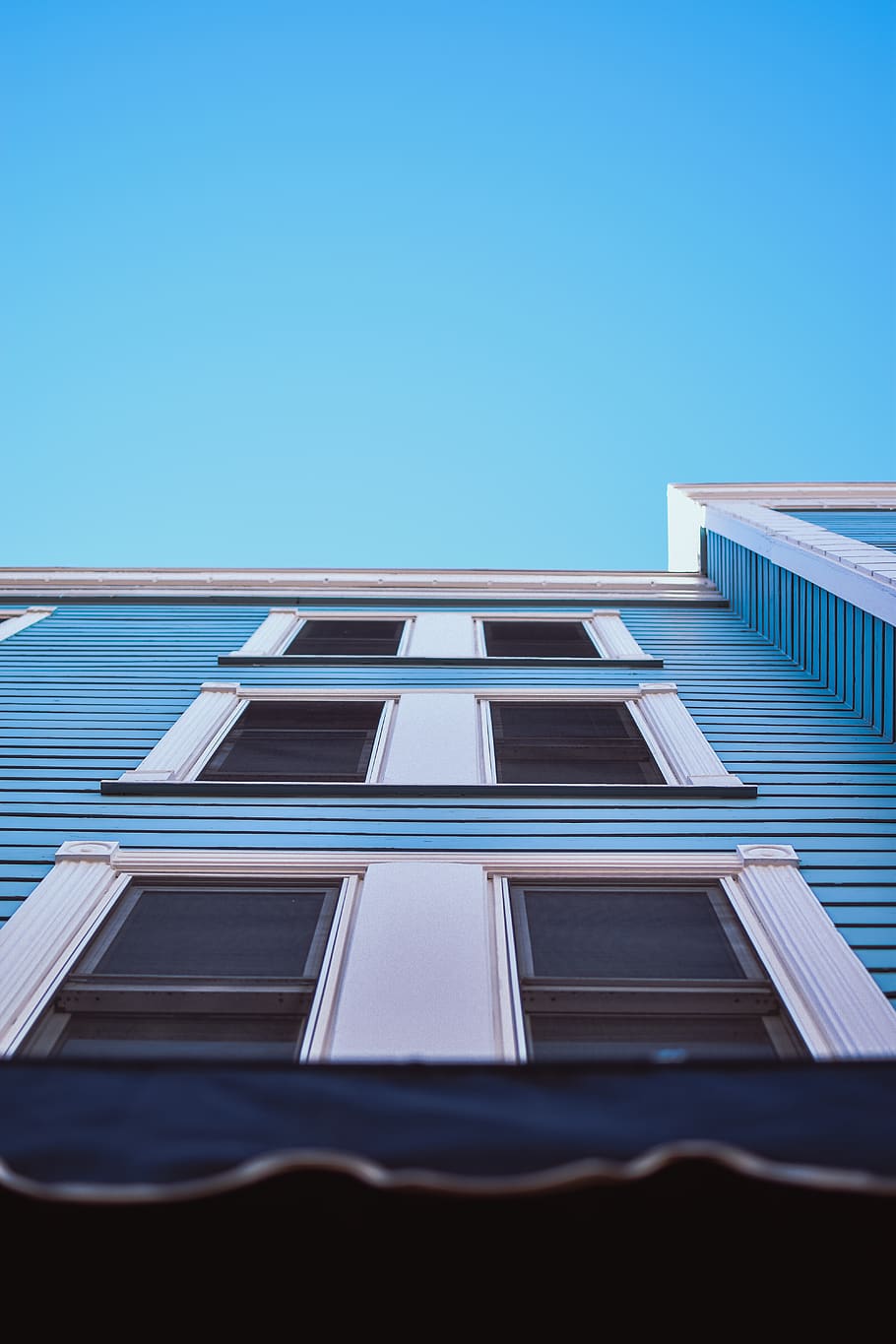 Low Angle Photography Of Blue And White House, architecture, building HD wallpaper