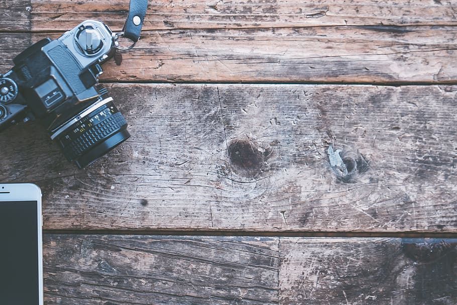 Black and Gray Dslr Camera on Brown Wooden Plank, camera lens HD wallpaper