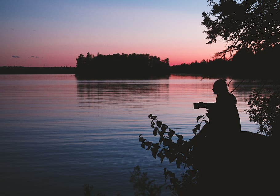 silhouette photo of man sitting beside body of water, cup, mug HD wallpaper