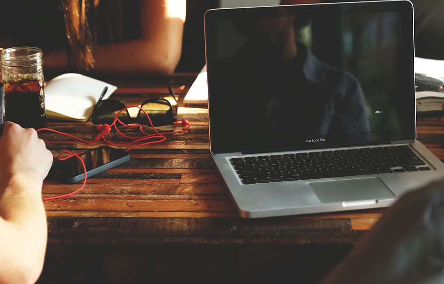 macbook pro, laptop, computer, technology, team, meeting, office HD wallpaper