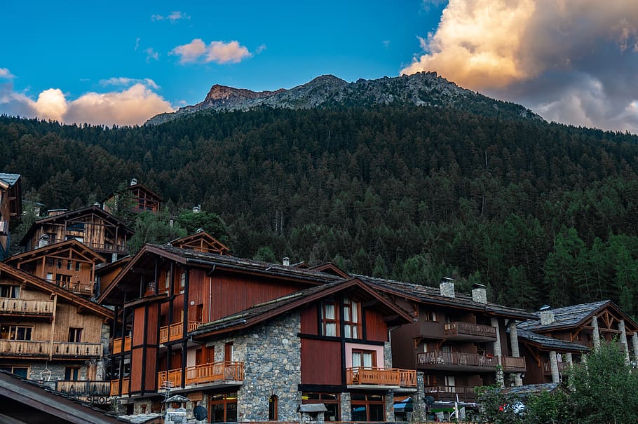 Brown Houses Beside Mountain Under Blue Sky, alpine, architecture HD wallpaper