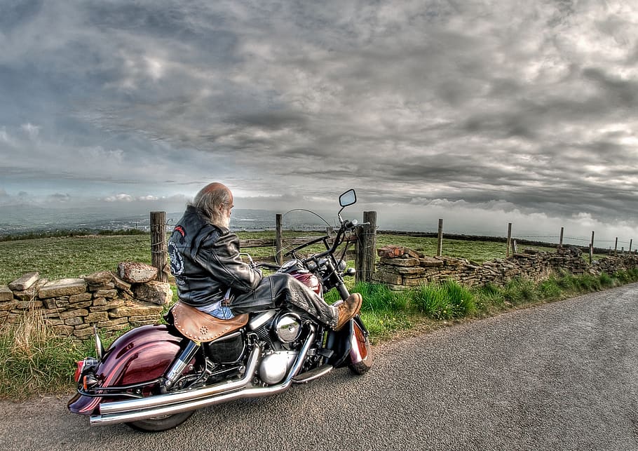 Man Wearing Black Leather Jacket Riding Cruiser Motorcycle on Road, HD wallpaper