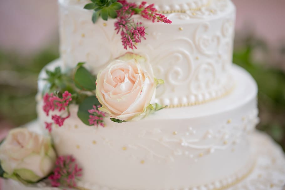 Cake With White Icing and Pink Rose, blurred background, close-up HD wallpaper