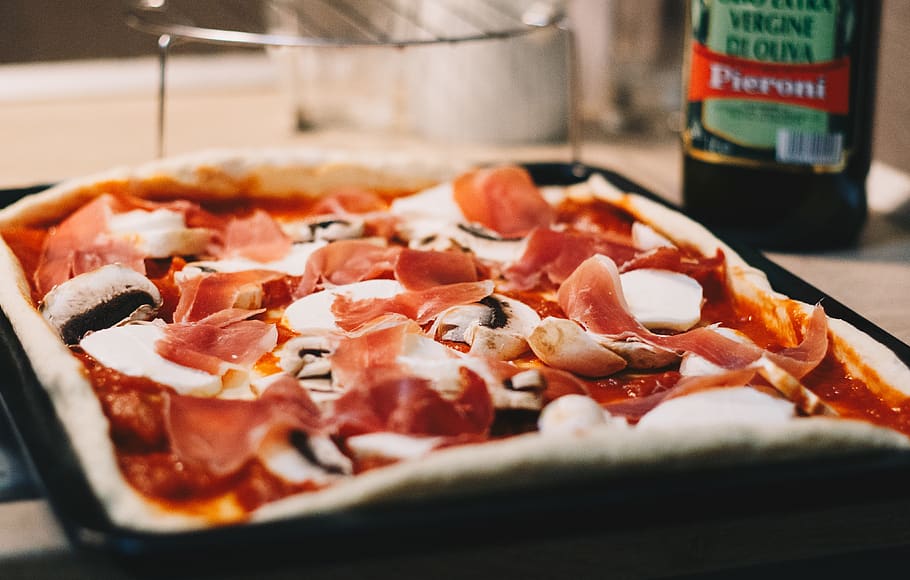 pizza on black tray, food, pork, bacon, alcohol, drink, beverage HD wallpaper