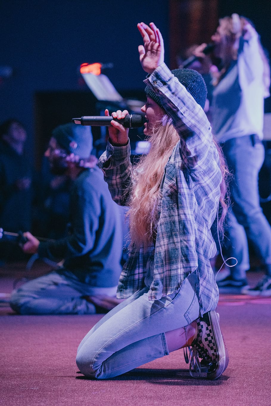 kneeling woman while singing, performance, real people, group of people HD wallpaper