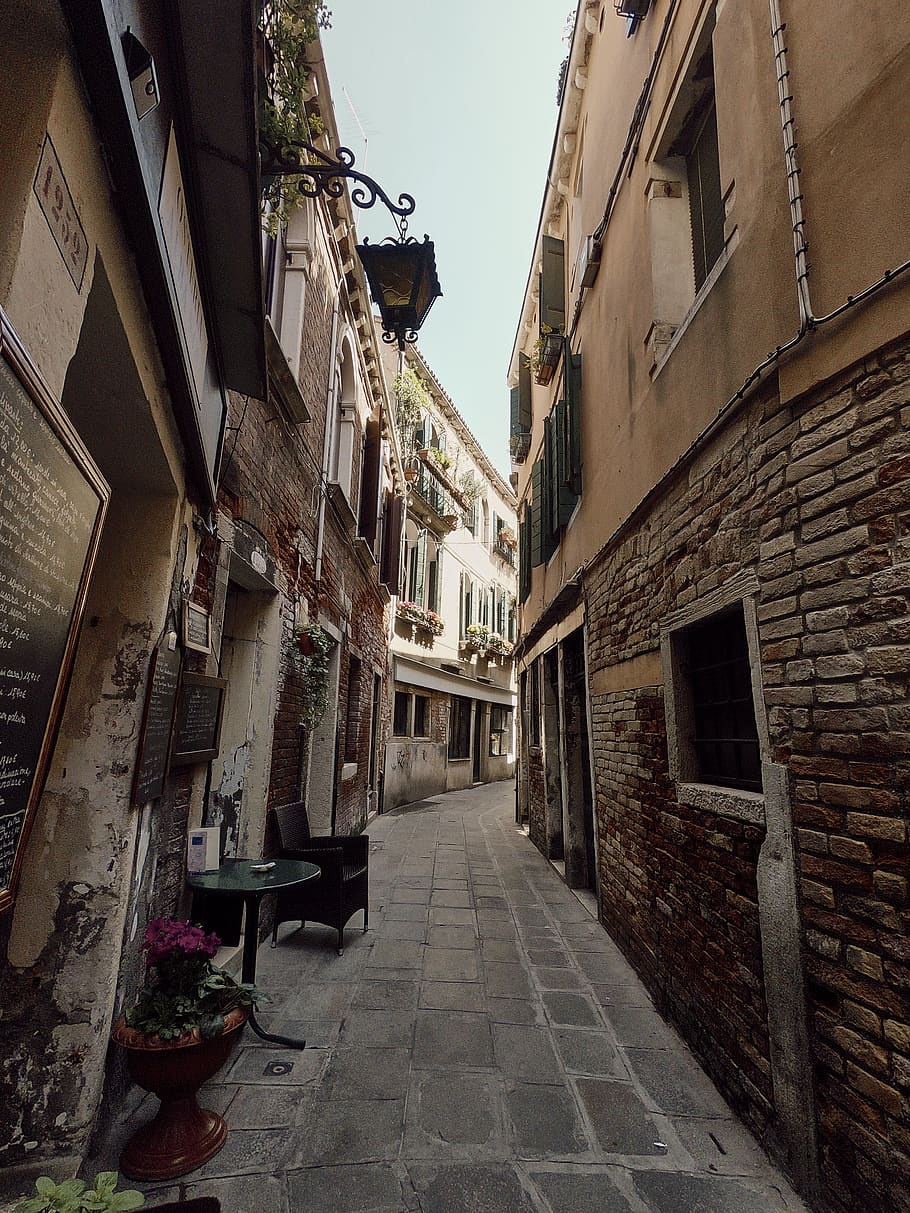 empty street between buildings, architecture, built structure HD wallpaper