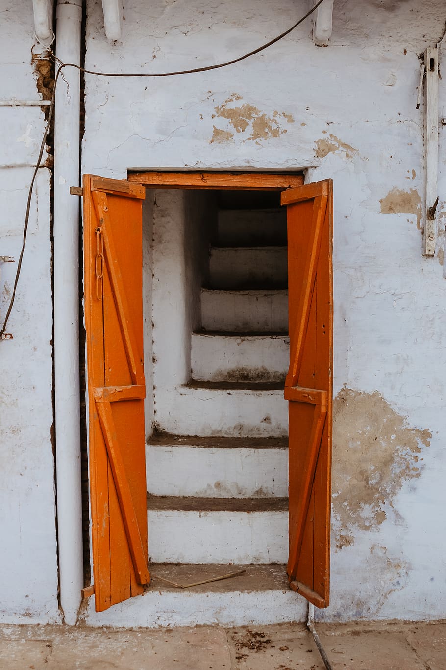 brown wooden gate open, india, agra, orange, upstairs, backdoor HD wallpaper