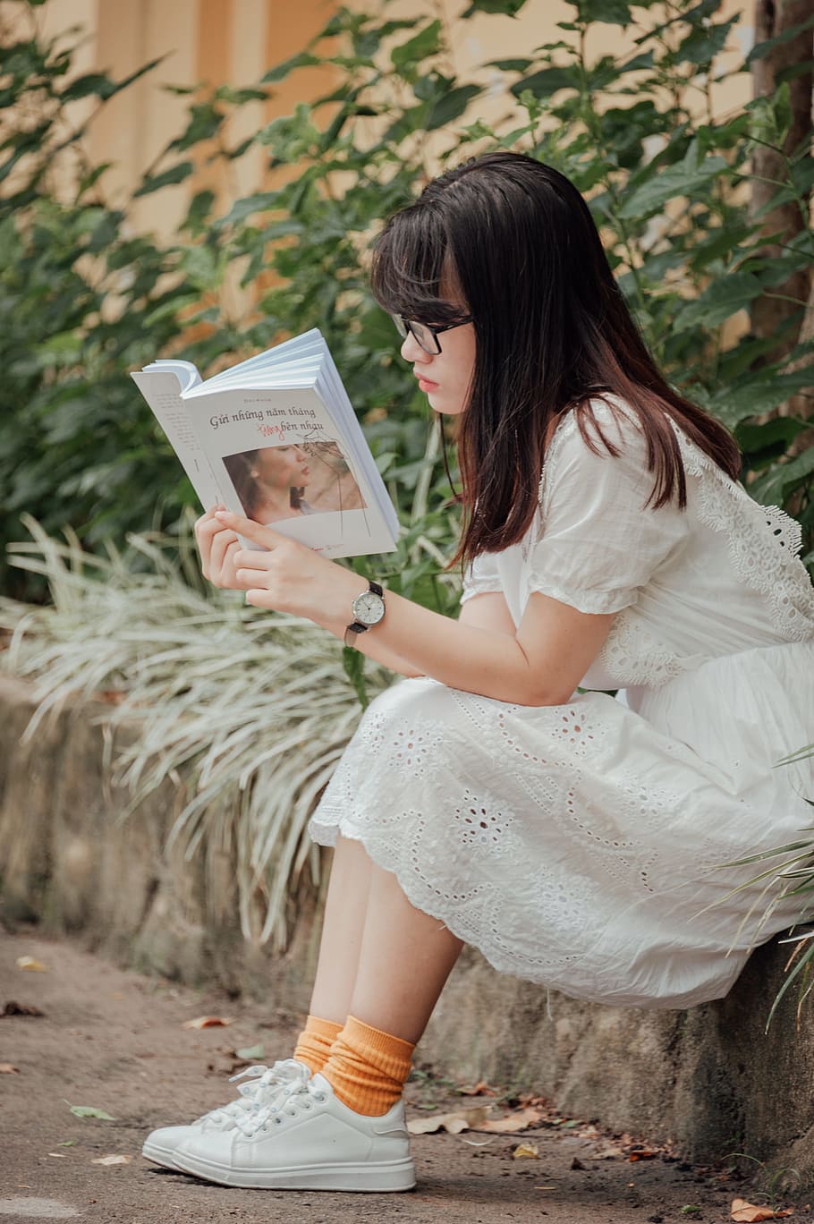 Woman Sitting on Gray Concrete Block Reading Book, adolescent, HD wallpaper