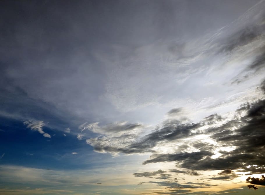 Skyscape of sunset sky with sparsly scattered dark clouds, cloudscape, HD wallpaper
