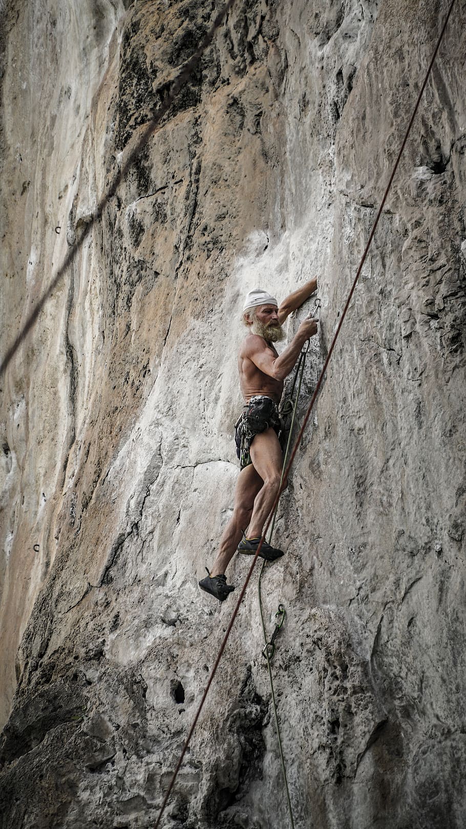 man climbing hill during daytime, rock climbing, strength, extreme sports HD wallpaper