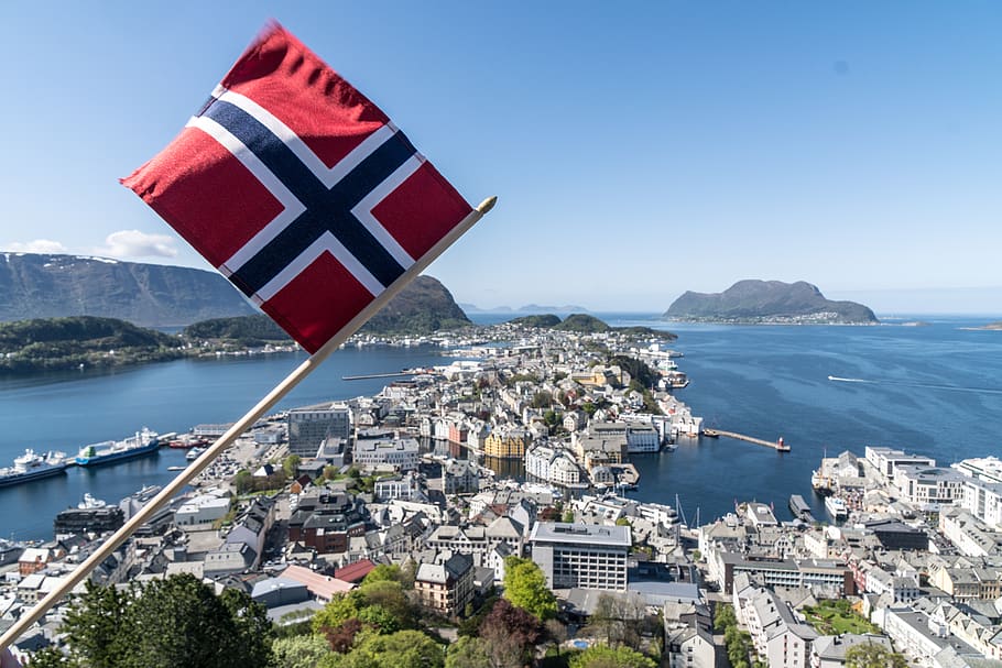 norway, alesund, water, city, town, red, flag, travel, view, HD wallpaper