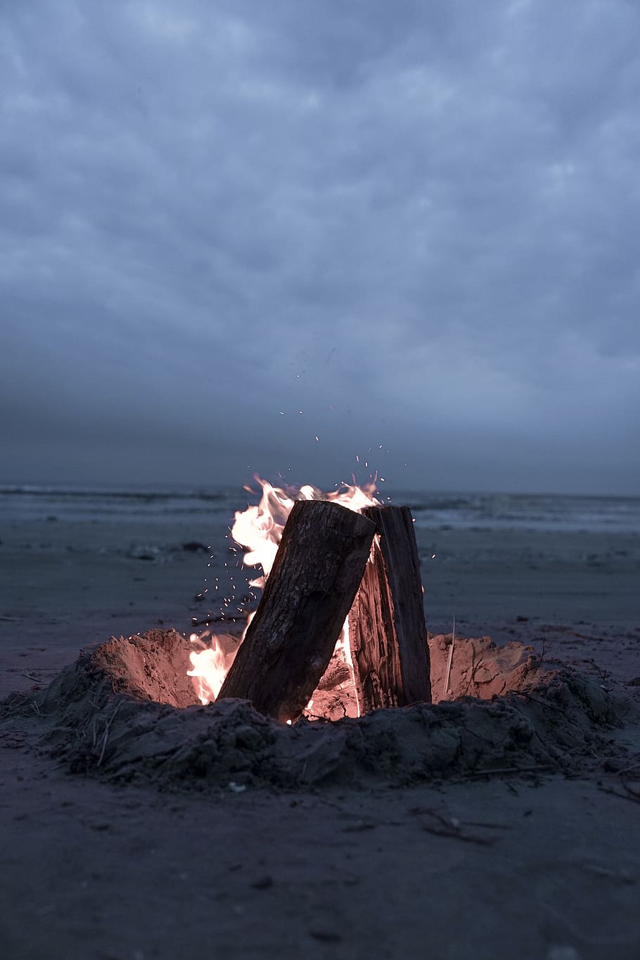 bonfire in sand, flame, wood, promontory, tree stump, ground HD wallpaper