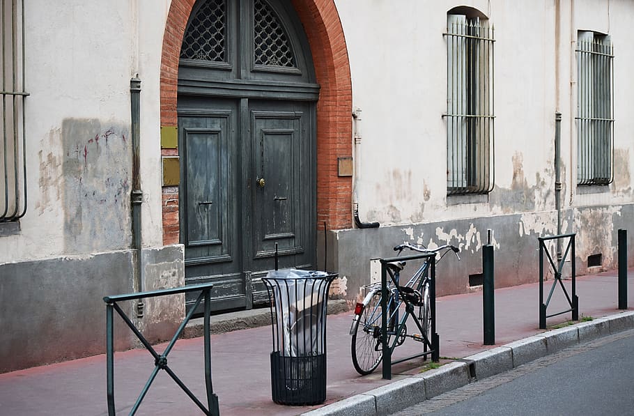 building exterior, built structure, architecture, bicycle, entrance HD wallpaper