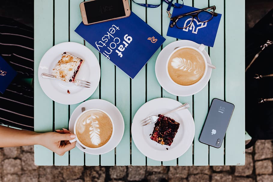 Drinking coffee and eating cake in a cafeteria, retaurant, lunch HD wallpaper
