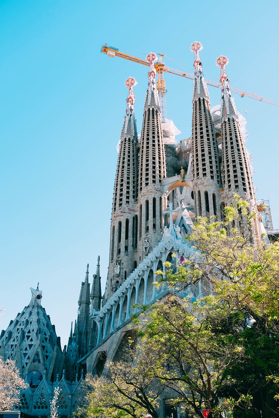 tower, architecture, building, spire, steeple, construction crane HD wallpaper